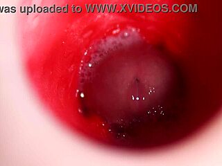 Riesenschwanz füllt enge Sexpuppen-Arsch mit bestem internem Sperma-Schuss in geöltem 4K-Closeup