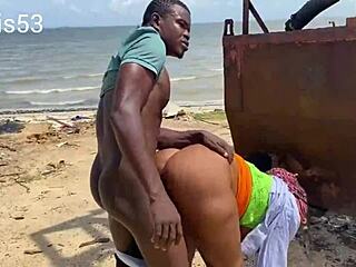 Forró part menti baszás a kövér kerek ázsiai ribanccal aki profin spriccel a szörnyfaszára??