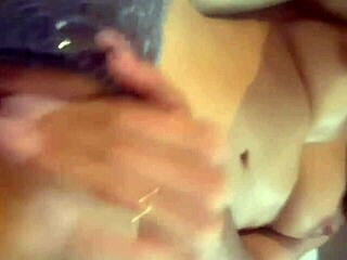 Latina gostosa solo brinca com brinquedos e dildo no estilo mexicano