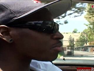 검은머리 작은 18+ 가슴 창녀를 BBC가 거리에서 주워서 야한 인종간 섹스