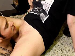 نيك سريع في المطبخ قبل الحفلة يتحول للحس كس ونيك كس ضيق مع قذف!