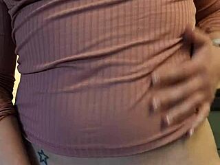 Herregud, den här womanizer-leksaken gav mig orgasmen med stora naturliga tuttar som skakar och svullen våt fitta nära