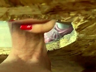 Ε ρε γαμώτο αυτή η τσούλα τα έκανε όλα στο gloryhole με δύο μεγάλες πούτσες βαθύ λαιμό και σκατά στο στόμα και στενό μουνί 😏