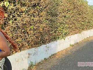 ג'ינג'ית תחת ענק מצולמת מתאמנת על ידי מאהב בחדר כושר