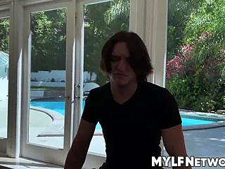 Elias cresce potente ma bulli lo tormentano Dee vede quanto suda e non molla su di lui