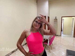 marido da loira cavala não se importa dela foder com outros e engolir leitinho