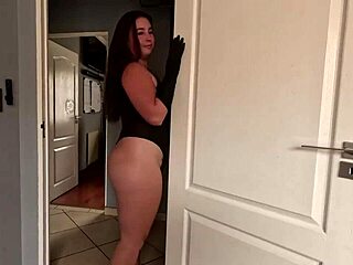 Älskar ge POV-runka och sug i satinhandskar till cumshot