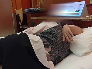 Secrétaire en chaleur en bas résille jupe courte supplie pour chevauchée bite et creampie gémissements passionnés