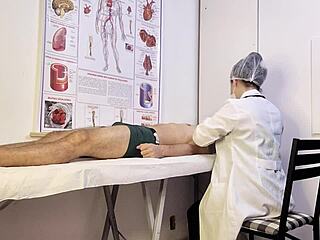 Patient wird bei Untersuchung mit Krankenschwester unerwartet hart – geiler bareback Handjob und Deepthroat im Krankenhaus mit brasilianischem Flair