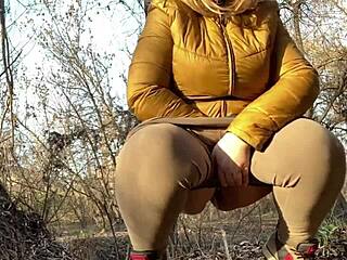 Moden svigermor viser kæmpestore slaskede bryster og våd behåret fisse i hjemmelavet BBW doggy. Fed kurvet røv bøjet til MILF fetish