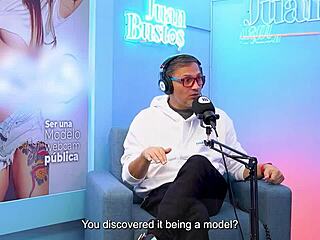 Jente 18+ lylapeach får 21 ville orgasmer og spruter mens hun får spanka med sedler på vilde knullmaskin under podden