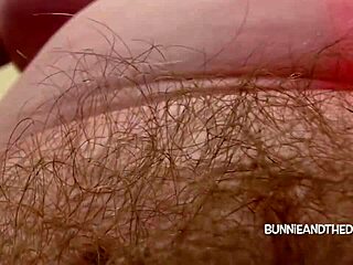 Reife MILF will dein Sperma über ihre spritzende behaarte Fotze und große Naturtitten im Close-up Orgasmus