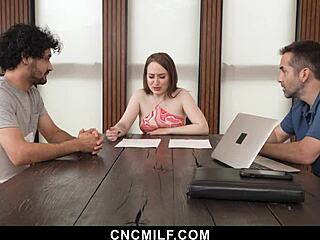 Стейпсин и съпруг доминират стейпмама в хардкор групов секс с големи цици