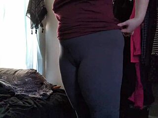 Provar random kläder som leggings och thongs retas för kameran med feta kroppen och packer