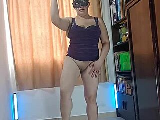 En halloween esposa puta latina se graba desnuda haciendo sus ejercicios