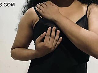 Kerala-jente kler av seg dristig fra nattkjole i intens indisk scene