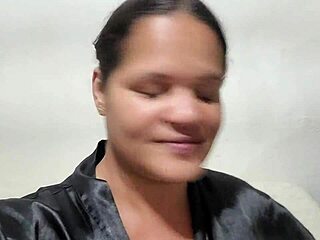 Latina Paty Butt mostra bunda grande e xoxota peluda em fetish amador com buceta escancarada