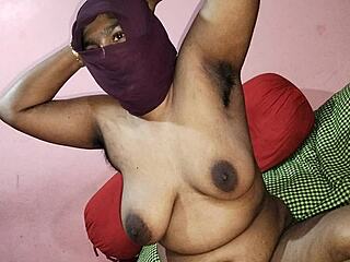 Ik lok mijn verlegen stiefzus het bad in voor keiharde neuk en creampie in haar kut