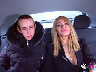 Oho, tää rintava kolumbialainen Vanesa antaa nuorelle rookielle just sitä herkkua mitä se kaipaa... isot tissit ja syväkurkku doggystyletyssä.