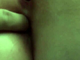 Ωχ μαλάκα, δες αυτή την παχουλή milf να μαλακώνει τριχωτό μουνί και κώλο τόσο έντονα!!