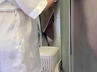 Styvmamma fångar sonen i duschen och runkar honom tills han sprutar på tuttar