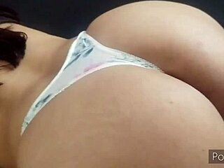 hermosa y caliente morena chupa y folla con su amigo en un encuentro erótico