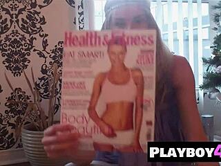 Pieni tissinen blondi MILF Karina Marie riisuu paljastaen upean perseen ja poseeraa sukissa