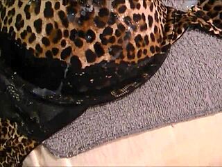 Punhetando e gozando no sutia a print 36d