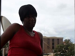 Neguinha peituda fofa ganha massagem oleosa do vizinho na garagem do treino