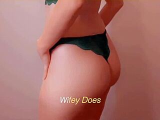 žena kaže velike joške in rit v seksi perilu za domačo milf akcijo