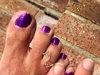 כפות רגליים מלוכלכות אחרי יום ארוך