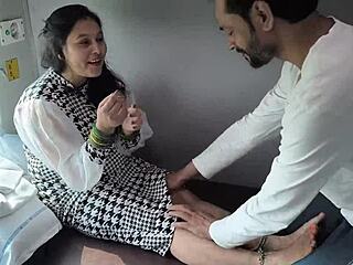 電車でデブアジア熟女ママをバックでガンガン犯す！