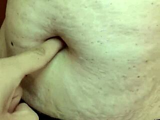 Любопитни ръце опипват мекия корем на латинска милф във фетиш масаж