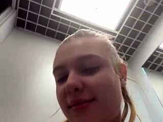 Creampie Squirting Fingern fette junge Fotze outdoor public