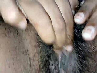 Καυτή Ινδή 18+ με γεμάτα βυζιά και τριχωτό κώλο ρίχνει γοητεία στον γείτονα για γυμνό σεξ στο χωριό