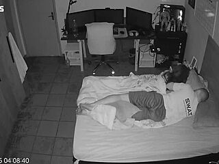 Зрелая пышная милфа дразнит огромные титьки и пизду перед диптротом со спермой