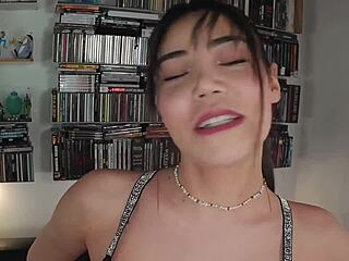 WATCH JADE TWERK AND SUCK IN HOT FELLATION!