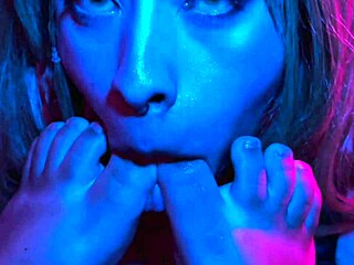 im smokin but cant stop worshipin ur feet!!