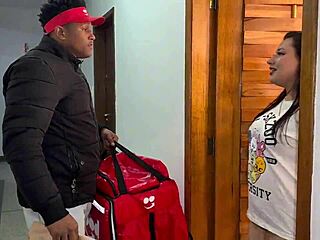 Heiße Babe spielt verlorene Geldbörse vor für Lieferanten Bareback-Anal in engem Arsch