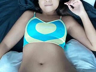 magnifique thaïlandaise de 18 ans se prend une énorme bite blanche en pov... ouais j'ai joui partout sur sa petite chatte serrée!