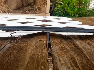 Baise curieuse contre clôture filmée en cam cachée