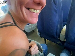 offentlig tog uheld bliver til milf handjob cumshot closeup kick