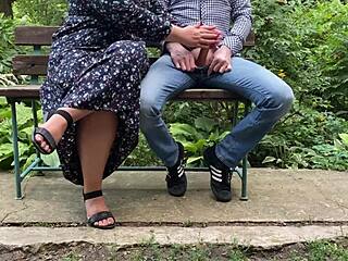 Krągła tłusta milf mamuśka dostaje proteinowy wytrysk od zięcia ręką