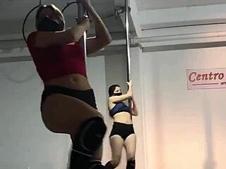 Doctorita scheurt kleren af in sexy ziekenhuis striptease!