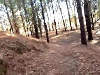 تلحس البظر تظهر عارية نشوتها غابة منفردة عامة