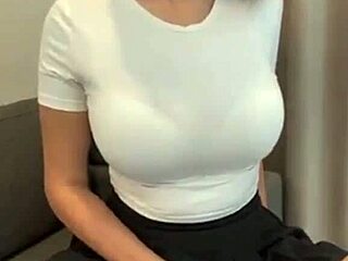 Stiefmama hebt Rock hoch und zeigt BH bei public reifer Massage Tease