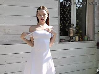 tonårs-sköna dakota doll fingerknullar rakad fitta till hårt klimax