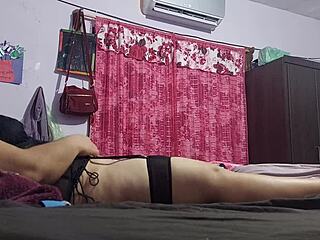 Ne morem verjeti, kako seksi izgleda moja žena v novi spodnjici, me naredi čustvenega in gejza