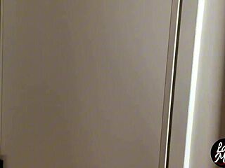 Naboen med stor kuk knuller smal hjemmelaget