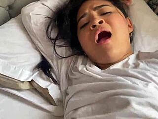 Przyrodnia siostra wślizguje się do pokoju i błaga o tabu wytrysk na twarz po ostrym rżnięciu